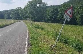 Polizeiinspektion Hameln-Pyrmont/Holzminden: POL-HM: Verkehrsunfall mit Unfallflucht - Polizei sucht Zeugen