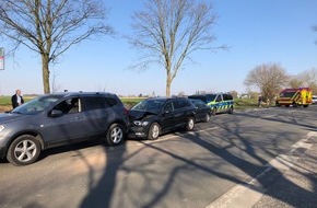 Feuerwehr Ratingen: FW Ratingen: Auffahrunfall mit drei Fahrzeugen