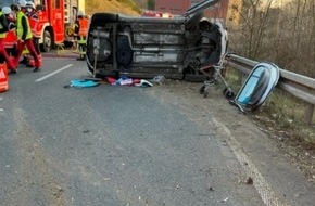 Polizei Aachen: POL-AC: Verkehrsunfall mit zwei Verletzten - Auffahrunfall mit umgekipptem Kleinwagen