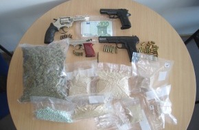 Polizeidirektion Göttingen: POL-GOE: (34/2012) Drogen und scharfe Schusswaffe in Wohnung in Geismar entdeckt und beschlagnahmt - 32 Jahre alter Göttinger sitzt in U-Haft