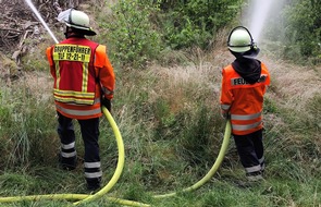 FW Lüchow-Dannenberg: +++ Waldbrandübung in Lüchow-Dannenberg +++ Feldbrand bei Clenze breitet sich aus +++ Insgesamt 8ha Waldgebiet betroffen +++ Feuerwehr hat Probleme mit engen und zugewachsenen Wegen +++