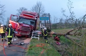 Polizei Minden-Lübbecke: POL-MI: Lkw-Fahrer nach Kollision mit Baum schwer verletzt