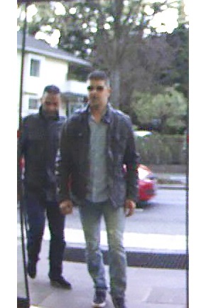 POL-BN: Foto-Fahndung: Wer kennt diese Männer? Unbekannte hoben mit gestohlener Bankkarte Bargeld ab