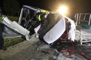 POL-DN: Beifahrer nach Verkehrsunfall verstorben