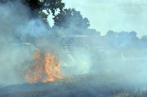 FW Lüchow-Dannenberg: +++ Besondere Brände erfordern besondere Maßnahmen +++ Feuerwehren der Samtgemeinde Elbtalaue trainieren die Brandbekämpfung von Vegetationsbränden +++