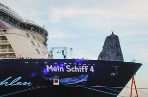 TUI Cruises GmbH: Über dem Hafen von Kiel: Franziska van Almsick tauft Mein Schiff 4 / Große Taufparty am Ostseekai