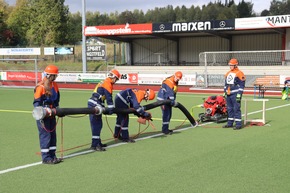 FW-OE: Jugendfeuerwehren beweisen Teamgeist bei landesweiter Leistungsspange in Lennestadt