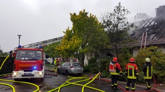 Feuerwehr Heiligenhaus: FW-Heiligenhaus: Dachstuhl nach Unwetter in Flammen (Meldung 14/2016)