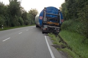 Polizeiinspektion Cuxhaven: POL-CUX: Doppelter Reifenplatzer sorgt für Vollsperrung der B 437 zwischen Wesertunnel und Stotel