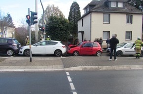 Polizei Mettmann: POL-ME: Fünf Leichtverletzte nach Auffahrunfall - Haan - 2303109