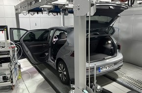 ADAC: ADAC untersucht Schadstoffe in Neuwagen / Vor allem junge Fahrzeuge d&uuml;nsten Chemikalien aus / Werte schwanken je nach Hersteller / Vorsicht bei praller Sonne