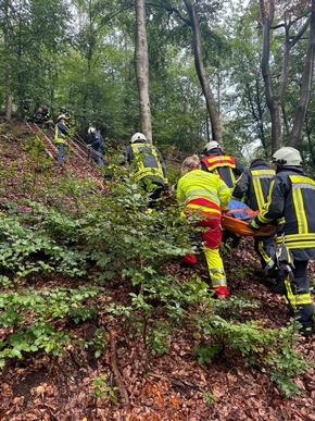 FW-EN: Aufwändiger Rettungseinsatz nach Treckerunfall im Wald