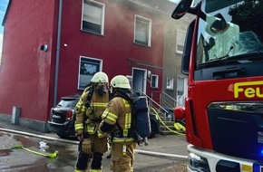 Feuerwehr Recklinghausen: FW-RE: Brand auf Veranda greift auf Wohnhaus über - eine Person schwer verletzt