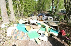 Polizeipr&auml;sidium Ulm: POL-UL: (GP) Geislingen - Rund 15 Kubikmeter Unrat, Holz und Abf&auml;lle aus Geb&auml;uderenovierung im Wald entsorgt / Bei Ermittlungen wegen einer Umweltstraftat bei Geislingen hofft die Polizei jetzt auf Hinweise.