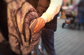 Polizeipräsidium Westpfalz: POL-PPWP: Sicher durch die Weihnachtszeit - wie man sich wirksam vor Taschendieben schützen kann