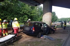 Feuerwehr Bochum: FW-BO: Verkehrsunfall mit Pkw