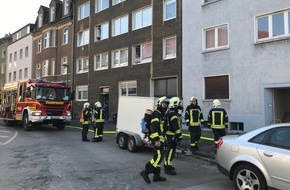 Feuerwehr Gelsenkirchen: FW-GE: Kellerbrand in Bulmke-Hüllen / Rettungshubschrauber Christoph 8 fliegt einen Brandverletzten in Spezialklink nach Bochum.