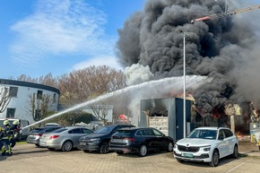 FW Porta Westfalica: 10.03.2026 - Gro&szlig;brand einer KFZ-Werkstatt in Porta Westfalica Barkhausen