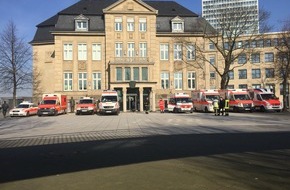 Feuerwehr Düsseldorf: FW-D: Karnevalstage - Feuerwehr Düsseldorf zieht Bilanz: 2.002 Rettungsdiensteinsätze,  56 Feuermeldungen und 60 technische Hilfeleistungen
