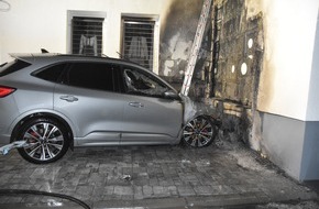 Polizei Aachen: POL-AC: Brennendes Elektroauto beschädigt Hauswand