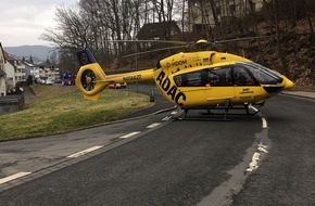 Feuerwehr Plettenberg: FW-PL: OT-Papenkuhle. Mann stürzt bei Baumrückschnittarbeiten aus großer Höhe von Leiter. Rettungshubschrauber angefordert.