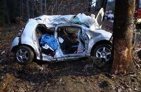 Kreisfeuerwehrverband Segeberg: FW-SE: Tödlicher Verkehrsunfall mit Massenanfall von Verletzten auf der B 206