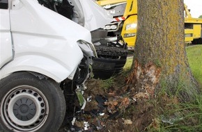 Polizei Minden-L&uuml;bbecke: POL-MI: Transporter-Fahrer kracht gegen Baum