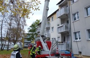 Feuerwehr Dortmund: FW-DO: 12.11.2020 - TECHNISCHE HILFELEISTUNG IN BRECHTEN Feuerwehr befreit Arbeiter aus luftiger Notlage