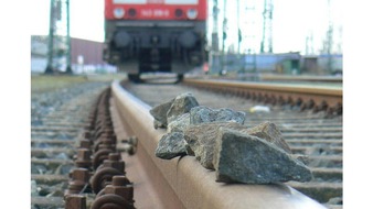 Bundespolizeiinspektion Kassel: BPOL-KS: Unbekannte legen Steinplatten auf die Gleise