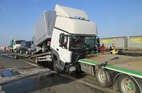 Polizeiinspektion Delmenhorst / Oldenburg - Land / Wesermarsch: POL-DEL: Autobahnpolizei Ahlhorn: Lastzug fährt am Stauende auf der Autobahn 1 im Bereich der Gemeinde Lohne auf anderen Lastzug auf +++ Eine Person leicht verletzt