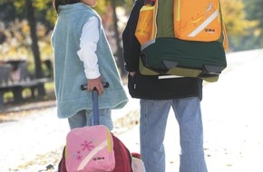 JAKO-O: Leichter lernen, weniger schleppen: Schulranzen-Trolleys transportieren Mineralwasser kinderleicht / JAKO-O und Lichtenauer verlosen 1.000 Schulranzen-Trolleys (mit Bild)
