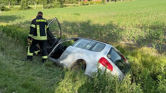 Freiwillige Feuerwehr Aurich: FW-AUR: Fahrzeug in Graben geraten