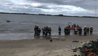 POL-STD: Spitztour am Bassenflether Strand endet für Geländewagenfahrer in der Elbe - keine Personen verletzt