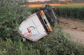 Polizeidirektion Landau: POL-PDLD: Jockgrim; Fahrer verletzt sich schwer nach Unfall mit Sattelzug