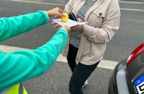 Polizei Düren: POL-DN: Saure Strafe - Temposünder erhielten von Schülern Zitronen statt Knöllchen