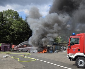 FW-AR: Brand in Recyclingbetrieb - Starke Rauchentwicklung, ein Mitarbeiter verletzt