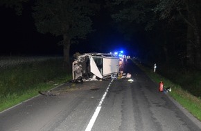 Kreispolizeibehörde Herford: POL-HF: Alleinunfall mit Verletzten - 
alkoholisierter Mann verliert in Kurve Kontrolle über PKW