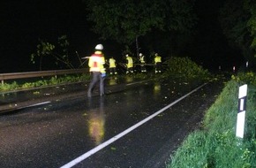 Polizei Düren: POL-DN: Witterungsbedingte Einsätze im Kreis Düren: Baum stürzt auf Pkw - eine Person schwer verletzt