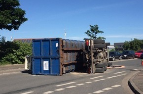 Feuerwehr Detmold: FW-DT: LKW umgekippt, eine Person eingeklemmt