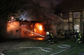 Polizeiinspektion Hameln-Pyrmont/Holzminden: POL-HM: Brand eines Holzschuppens greift auf Wohnhaus über - Feuerwehr bekämpft nächtlichen Wohnhausbrand in der Innenstadt