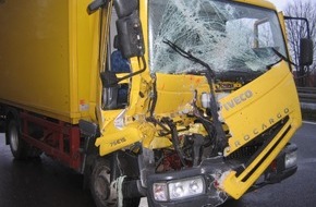 Polizeiinspektion Nienburg / Schaumburg: POL-NI: Gefaehrliches Spiel / Post-LKW faehrt auf Trecker auf - mit Unfallfotos zum Downloaden -