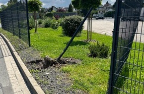 Polizeipräsidium Nordhessen - Kassel: POL-KS: Gegen Zaun gekracht und geflüchtet: Ermittler suchen Zeugen von Unfallflucht in Niestetal