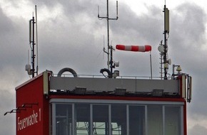 Feuerwehr Essen: FW-E: Teileinsturz der Dachkonstruktion eines Baumarktes in Essen