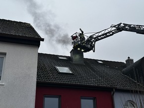 FW Hennef: Kaminbrand in einem Einfamilienhaus