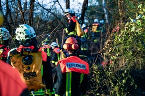 Feuerwehr MTK: Vegetationsbrand in Hattersheim nach rund 18 Stunden beendet - Brandwache musste in der Nacht weitere Brandnester ablöschen