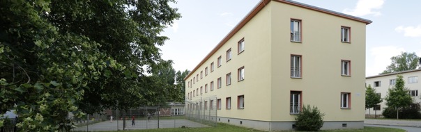 Internationaler Bund: "Spiegel der deutschen Geschichte" / Zehn Jahre IB-Flüchtlingsarbeit im ehemaligen Notaufnahmelager Marienfelde / Einrichtung besteht seit 1953