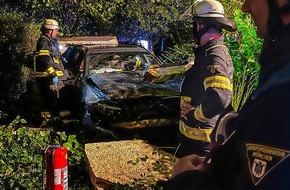 Feuerwehr München: FW-M: BMW durchbricht Betonmauer (Moosach)