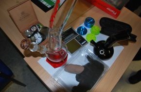 Polizeidirektion Göttingen: POL-GOE: (644/2014)  Marihuana, Konsumutensilien und Kunststoffpenis bei Fahrzeugkontrolle  in Göttingen entdeckt