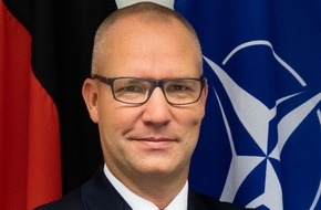 Presse- und Informationszentrum Marine: Jubiläum: 10 Jahre NATO-Expertise in Kiel / Denkfabrik für maritime Operationen in Küstenmeeren feiert Geburtstag - Ministerpräsident von Schleswig-Holstein übergibt Fahnenband