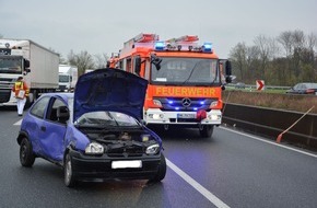 Feuerwehr Mülheim an der Ruhr: FW-MH: Zwei verletzte Personen bei Verkehrsunfall auf der A 40 mit drei beteiligten Fahrzeugen.